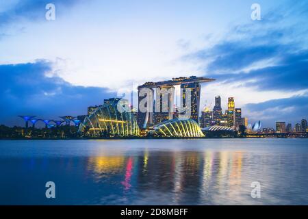 4 février 2020 : vue sur Singapour à la baie de la marina avec un bâtiment emblématique comme le supertree, le sable et le musée des sciences de l'art. Marina Bay est la nouvelle d Banque D'Images