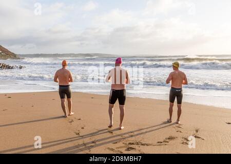 Myrtleville, Cork, Irlande. 31 octobre 2020. Trois hommes vont nager le matin pendant Storm Aiden à Myrtleville, Co. Cork, Irlande. - crédit; David Creedon / Alamy Live News Banque D'Images