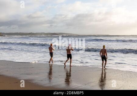 Myrtleville, Cork, Irlande. 31 octobre 2020. Trois hommes vont nager le matin pendant Storm Aiden à Myrtleville, Co. Cork, Irlande. - crédit; David Creedon / Alamy Live News Banque D'Images