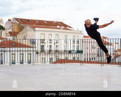Breakdancer masculin aéroporté Banque D'Images