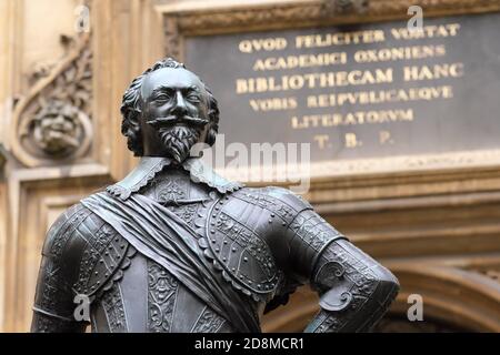 Bodleian Library Oxford UK - statue de bronze de William Herbert, 3e comte de Pembroke (1580–1630) devant l'entrée de la Old Bodleian Library Banque D'Images