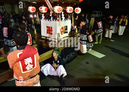 Le disciple de Shinto semble très fatigué lorsqu'il transporte un senzairaku au Shinto Shrine. Groupe d'hommes japonais portant un lourd sanctuaire portable. Banque D'Images