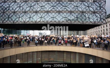 BIRMINGHAM, ROYAUME-UNI - 04 juin 2020 : Birmingham, Royaume-Uni, 4 juin 2020. Des milliers de manifestants se sont rassemblés sur la place Victoria en solidarité avec Banque D'Images