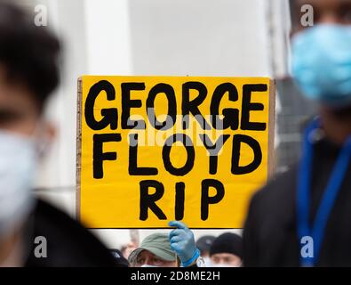 BIRMINGHAM, ROYAUME-UNI - 04 juin 2020 : Birmingham, Royaume-Uni, 4 juin 2020. Des milliers de manifestants se sont rassemblés sur la place Victoria en solidarité avec Banque D'Images