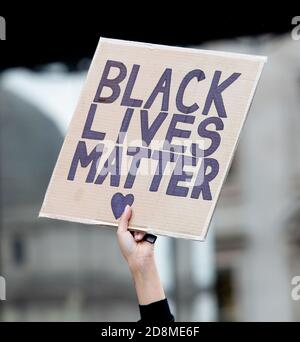 BIRMINGHAM, ROYAUME-UNI - 04 juin 2020 : Birmingham, Royaume-Uni, 4 juin 2020. Des milliers de manifestants se sont rassemblés sur la place Victoria en solidarité avec Banque D'Images