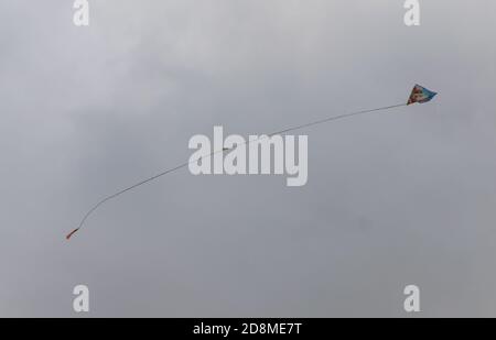 cerfs-volants dans une soirée nuageux Banque D'Images