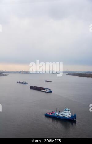 Vue de drone sur des navires de cargaison sur la rivière Oka à Nizhny Novgorod, Russie Banque D'Images