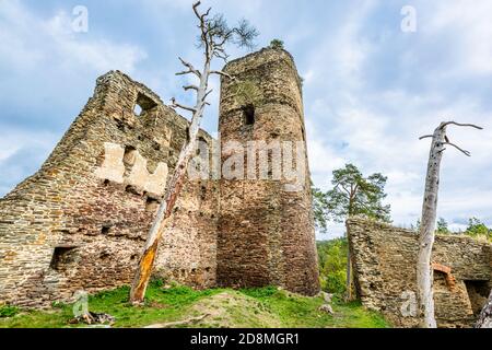 Gutstejn / République tchèque - octobre 10 2020 : vue sur une tour en pierre et un mur, une partie du château gothique médiéval en ruines. Jour d'automne avec ciel bleu. Banque D'Images