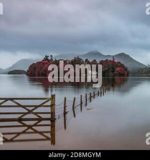 Belle image de paysage de Derwentwater dans English Lake District pendant Matin de la fin de l'été avec de l'eau et des montagnes brumeuses Banque D'Images