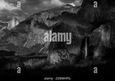 Chutes de Bridalveil et demi-dôme en noir et blanc, parc national de Yosemite, États-Unis Banque D'Images