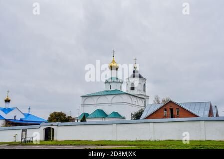 Vue d'automne pittoresque du monastère médiéval d'intercession (Pokrovsky) à Suzdal. L’anneau d’or de la Russie. Vue panoramique sur l'intercession con Banque D'Images