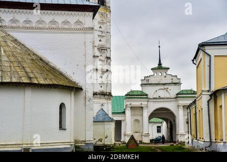 Vue d'automne pittoresque du monastère médiéval d'intercession (Pokrovsky) à Suzdal. L’anneau d’or de la Russie. Vue panoramique sur l'intercession con Banque D'Images