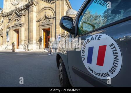 LA FRANCE RENFORCE LA SÉCURITÉ DE SES ÉGLISES APRÈS UNE ATTAQUE DE NICE Banque D'Images