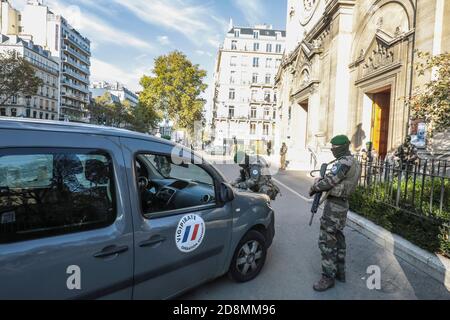 LA FRANCE RENFORCE LA SÉCURITÉ DE SES ÉGLISES APRÈS UNE ATTAQUE DE NICE Banque D'Images