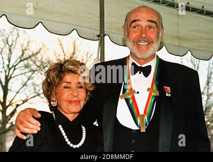 **PHOTO DE FICHIER** Sean Connery est décédé. Sean Connery et sa femme, Micheline Roquebrune, arrivent à la Maison Blanche à Washington, DC, le 5 décembre 1999. Les Connerys étaient à Washington pour que Sean reçoive l'une des 1999 distinctions honorifiques du Centre Kennedy.Credit: Ron Sachs/CNP/MediaPunch Banque D'Images