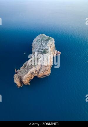 Vue aérienne de l'île Isola Foradada en face du promontoire rocheux de Capo Caccia au coucher du soleil, Alghero, quartier de Sassari, Sardaigne, Italie. Banque D'Images