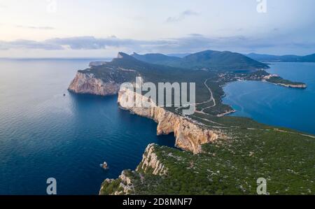 Vue aérienne du promontoire rocheux de Capo Caccia, Alghero, quartier de Sassari, Sardaigne, Italie. Banque D'Images