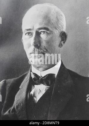 Un portrait en 1925 de la « Colonel » Edward Mandell House (1858 – 1938), diplomate américain et conseiller du président américain Woodrow Wilson. Le titre de colonel était un surnom car il n'a jamais servi dans l'armée à quelque titre que ce soit à . Il était un homme d'affaires qui dirigeait l'entreprise de sa famille, vendant finalement leurs plantations de coton. Après avoir investi dans le secteur bancaire, il a fondé le Trinity et le Brazos Valley Railway. Il est devenu conseiller, partisan et ami proche du gouverneur du New Jersey Woodrow Wilson en 1911, l'aidant à remporter la nomination présidentielle démocrate l'année suivante. Banque D'Images