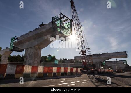 Silhouette avec rayons du soleil le matin sur l'infrastructure du pont autoroutier en construction Banque D'Images