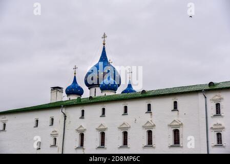 La cathédrale de la Nativité de la Vierge Marie bénie et les chambres de l'évêque du Kremlin de Suzdal. Suzdal, région de Vladimir, Russie. Dômes bleus Banque D'Images