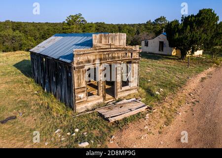 Magasin, bureau de poste et bureau de dosage, Jicarilla, une vieille ville fantôme de l'ouest, comté de Lincoln, NOUVEAU-MEXIQUE, États-Unis Banque D'Images