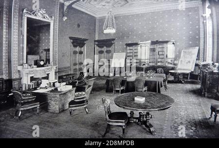 L'intérieur de la salle du ministre des Affaires étrangères au Foreign Office (Royaume-Uni) en 1925. Le département a eu de nombreux noms et sous-départements au fil des ans, comme pendant la première Guerre mondiale, lorsque le Bureau arabe a été créé en tant que section du Département du renseignement du Caire. Le Département de la recherche sur l'information a également été créé pour lutter contre la propagande et l'infiltration soviétiques. Banque D'Images