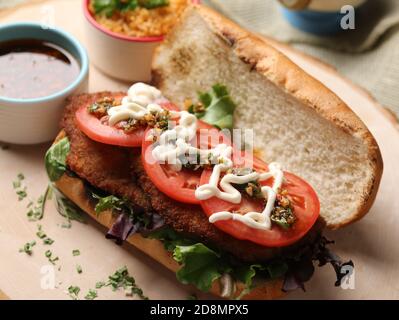 Délicieux sandwich à la viande, aux légumes verts, aux tomates et à la mayonnaise Banque D'Images