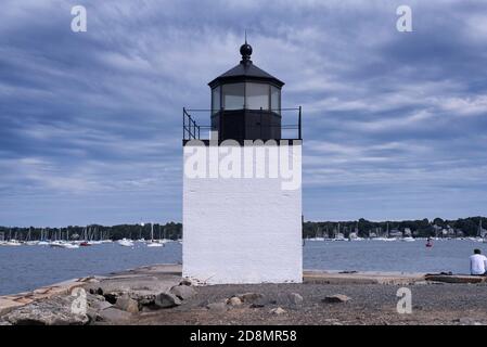 Le phare historique du quai de derby, au bout d'une jetée dans le port de Salem sous un ciel orageux dans le Massachusetts. Banque D'Images