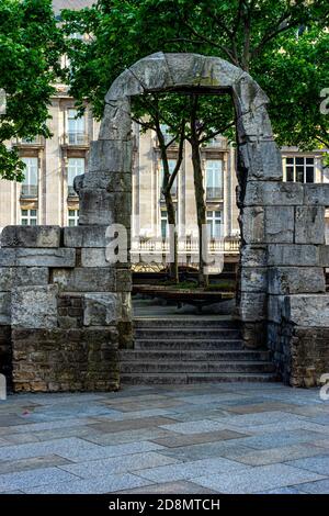 Entrée avec vue sur la porte du Nord romain de la cathédrale de Cologne, Allemagne Banque D'Images