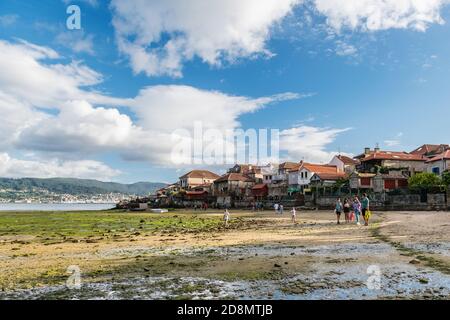 COMBARRO, PONTEVEDRA - 28 AOÛT 2020: Marée basse au village bien conservé de Combarro à Ponteveda, Espagne, célèbre pour sa pierre cruciiros (calvar Banque D'Images