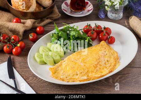 Aliments sains pour le petit déjeuner, omelette aux œufs farcie aux légumes Banque D'Images