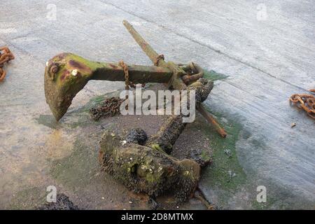 Les navires lourds rouillés sont ancrés dans le chantier naval. Banque D'Images