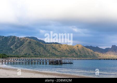 Baie de la mer dans les montagnes, jetée sur l'île de Komodo, temps nuageux en été en Asie, entrée au parc national de l'UNESCO en Indonésie, ciel spectaculaire sur le Th Banque D'Images