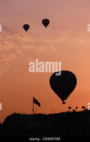 Silhouette de ballons d'air chaud dans la vallée de Goreme au lever du soleil, Cappadoce, Turquie Banque D'Images