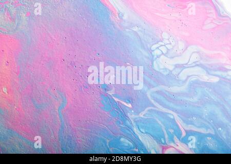 Résumé composition artisanale faite dans la technique de l'art fluide projet d'art lumineux dans les tons pastel tendance de rose et de bleu avec blanc et argent li Banque D'Images