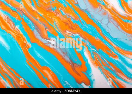 Composition artisanale abstraite faite dans la technique de l'art fluide projet d'art lumineux dans les tons tendance de corail orange et turquoise avec lignes blanches a Banque D'Images