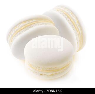 Trois macarons blancs (vanille ou noix de coco) isolés sur fond blanc Banque D'Images