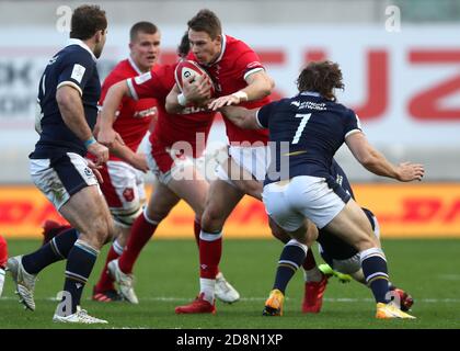 Liam Williams, pays de Galles, est attaqué par Hamish Watson (à droite), en Écosse, lors du match Guinness des six Nations au parc y Scarlets, Llanelli. Banque D'Images