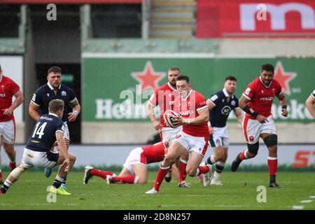 Llanelli, Royaume-Uni. 31 octobre 2020. Josh Adams du pays de Galles (c) fait une pause. Match de championnat Guinness six Nations 2020, pays de Galles v Ecosse au Parc y Scarlets de Llanelli, pays de Galles du Sud, le samedi 31 octobre 2020. Cette image ne peut être utilisée qu'à des fins éditoriales. Usage éditorial seulement, photo par Andrew Orchard/Andrew Orchard sports photographie/Alamy Live News crédit: Andrew Orchard sports photographie/Alamy Live News Banque D'Images