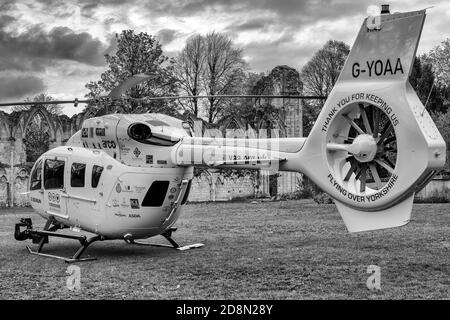 Séparé par mille ans, un hélicoptère H145 debout dans le parc de l'abbaye de St Marys, Museum Gardens, York, Royaume-Uni Banque D'Images