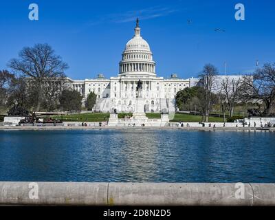 United States Capitol et la colline du Capitole vue du National Mall. Le Capitole est le siège du Congrès américain. Banque D'Images