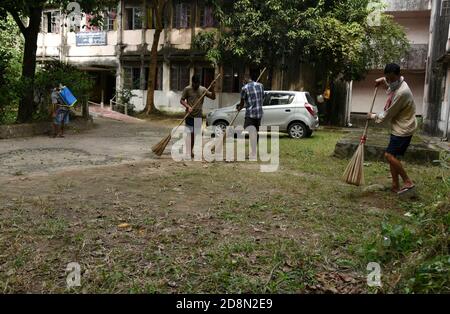 31 octobre 2020, Guwahati, Assam, Inde: Les travailleurs indiens nettoient le complexe d'une école publique avant sa réouverture à partir du 2 novembre après un écart de 6 mois en raison des pandémies de coronavirus à Guwahati Assam Inde le samedi 31 octobre 2020 (Credit image: © Dasarath Deka/ZUMA Wire) Banque D'Images