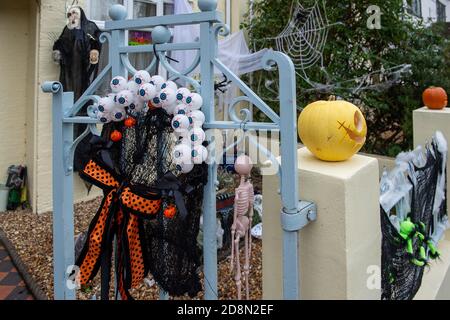 Datchet, Berkshire, Royaume-Uni. 31 octobre 2020. Datchet, Berkshire, Royaume-Uni. 31 octobre 2020. Bien que les fêtes traditionnelles d'Halloween soient toutes sauf annulées cette année en raison de Covid-19, Certaines familles mettent encore de superbes expositions à l'extérieur de leurs maisons pour encourager les plus jeunes à ce demi-mandat et leur faire sourire en ces temps quelque peu troublantes, car l'Angleterre pourrait revenir en pleine forme. Crédit : Maureen McLean/Alay Live News crédit : Maureen McLean/Alay Live News Banque D'Images