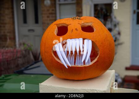 Datchet, Berkshire, Royaume-Uni. 31 octobre 2020. Bien que les fêtes traditionnelles d'Halloween soient toutes sauf annulées cette année en raison de Covid-19, Certaines familles continuent de mettre sur de superbes expositions à l'extérieur de leurs maisons pour encourager les plus jeunes à ce demi-mandat et leur faire sourire en ces temps quelque peu troublantes, car l'Angleterre pourrait revenir à un nouveau verrouillage complet crédit: Maureen McLean/Alay Live News Banque D'Images