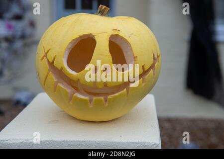 Datchet, Berkshire, Royaume-Uni. 31 octobre 2020. Bien que les fêtes traditionnelles d'Halloween soient toutes sauf annulées cette année en raison de Covid-19, Certaines familles continuent de mettre sur de superbes expositions à l'extérieur de leurs maisons pour encourager les plus jeunes à ce demi-mandat et leur faire sourire en ces temps quelque peu troublantes, car l'Angleterre pourrait revenir à un nouveau verrouillage complet crédit: Maureen McLean/Alay Live News Banque D'Images