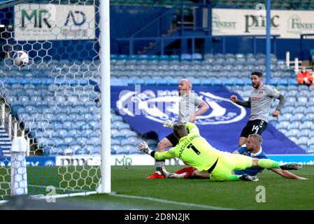 Craig MacGillivray (Floor), gardien de Portsmouth, ne parvient pas à empêcher Jonny Williams (à gauche), de Charlton Athletic, de marquer son premier but pendant le match de la Sky Bet League One à Fratton Park, Portsmouth. Banque D'Images