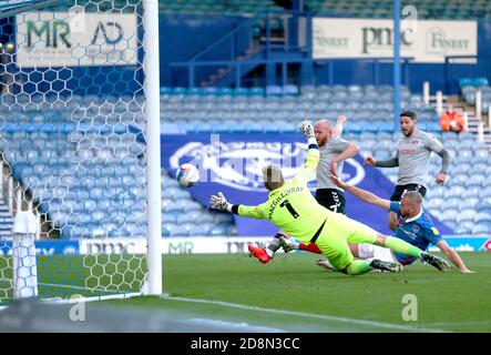 Craig MacGillivray, gardien de but de Portsmouth, ne parvient pas à empêcher Jonny Williams (deuxième à gauche) de Charlton Athletic de marquer son premier but pendant le match de la Sky Bet League One au parc Fratton, Portsmouth. Banque D'Images