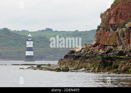 Phare de Penmon point depuis le bateau au large de Puffin Island, Anglesey, pays de Galles, Royaume-Uni Banque D'Images