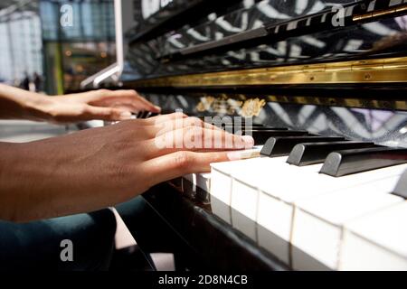 Vue latérale jeune femme mains jouant du piano Banque D'Images