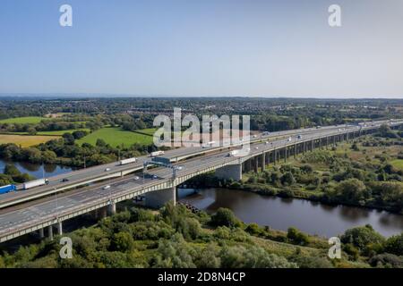 Le viaduc de Thelwall près de Manchester et de Warrington. L'autoroute M6 traversant une rivière. Banque D'Images